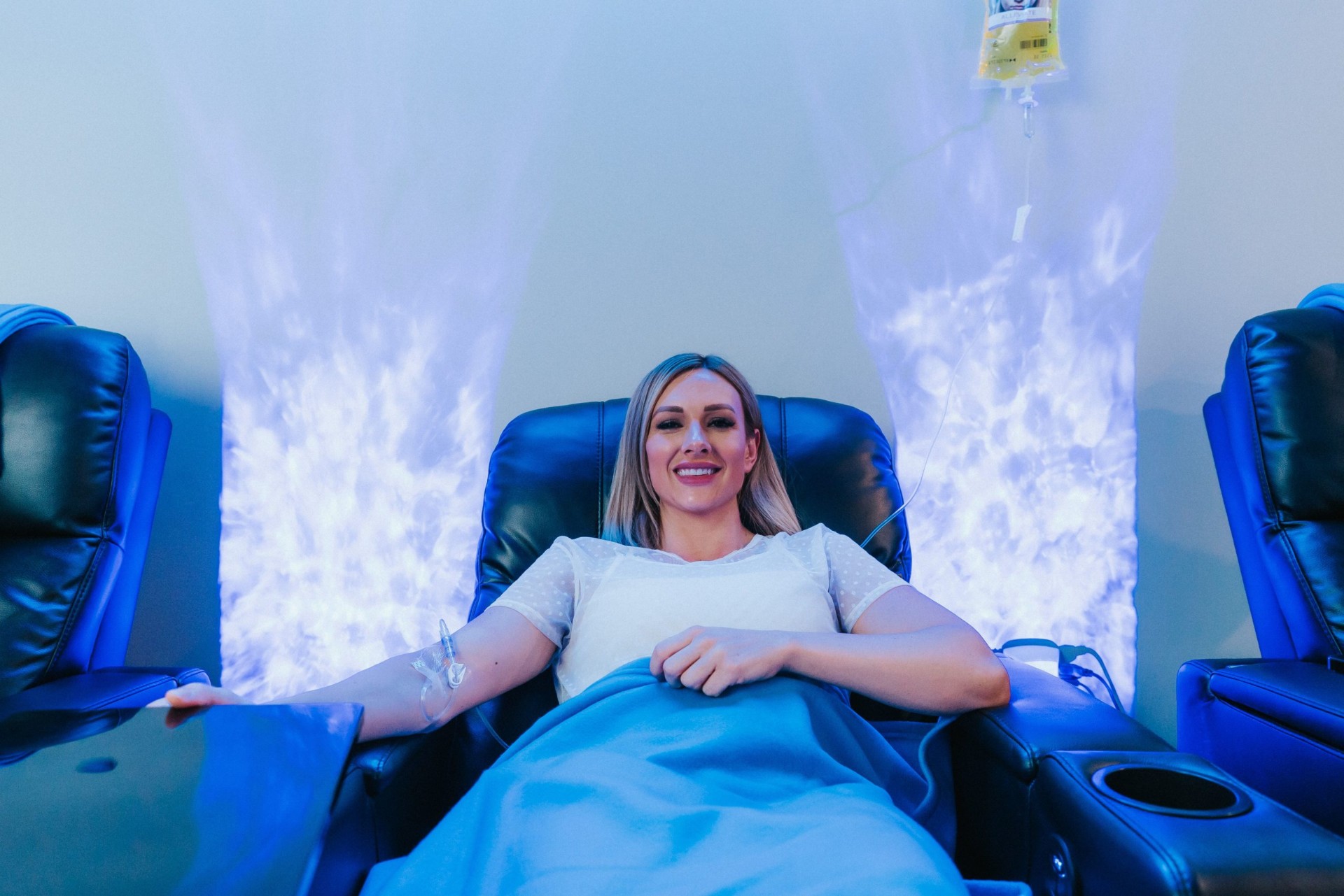 iCRYO Fairfield guest relaxing during an IV drip